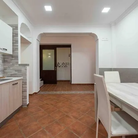 Metro 1 Materdei - Quiet For 4 People Naples